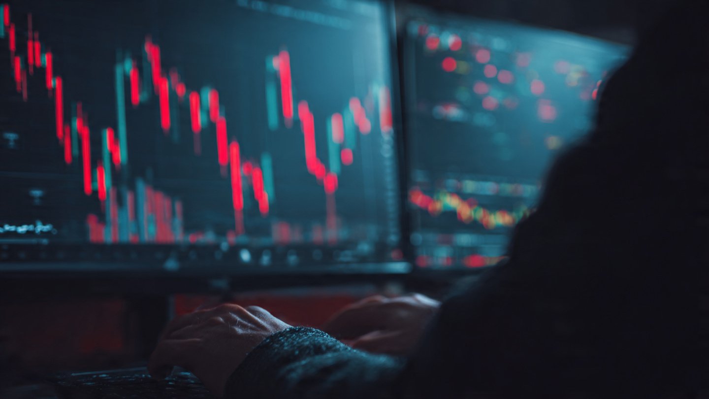 Day trading vs. swing trading: choosing your lane on the live chart